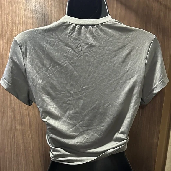 Chic Gray Cropped Tee - Picture 4 of 4